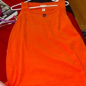 I’m selling it just to get rid of some old clothes that I no longer need